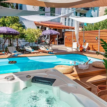 Evala Luxury With Pool And Garden Split