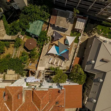 Couette-café Evala Luxury With Pool And Garden Split