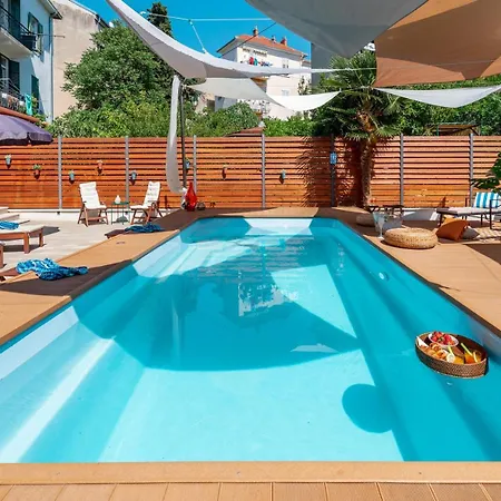 ベッド・アンド・ブレックファスト Evala Luxury With Pool And Garden