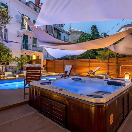 Evala Luxury With Pool And Garden 4* スプリト