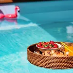 Evala Luxury With Pool And Garden Split