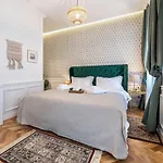 Evala Luxury With Pool And Garden Split