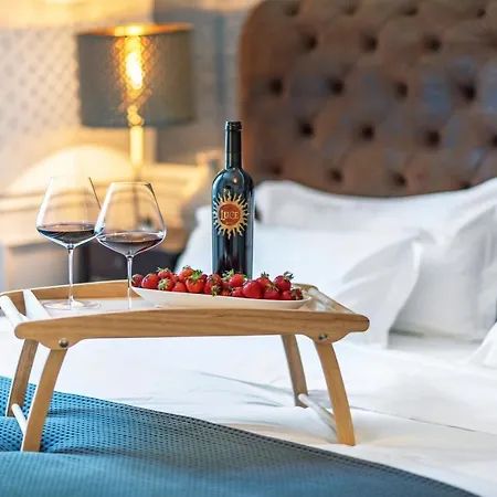 Evala Luxury With Pool And Garden Bed & Breakfast 4*