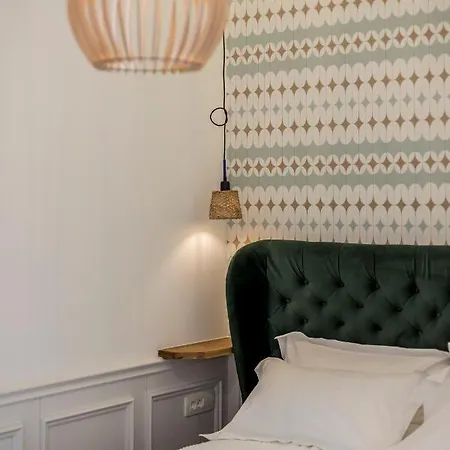 Evala Luxury With Pool And Garden B&B